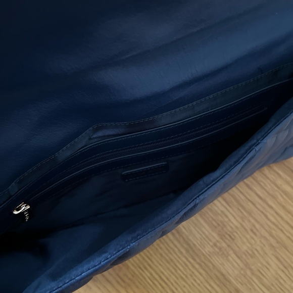 St. John Navy Clutch - Picture 4 of 4
